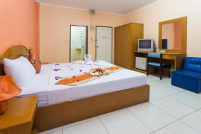 Room in Guest room - Guesthouse Restaurant Belvedere - Central Triple Room with Ac near the beach